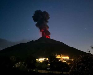 Stromboli volcano update: Large explosion sends glowing lava and ash to several hundred meters above summit