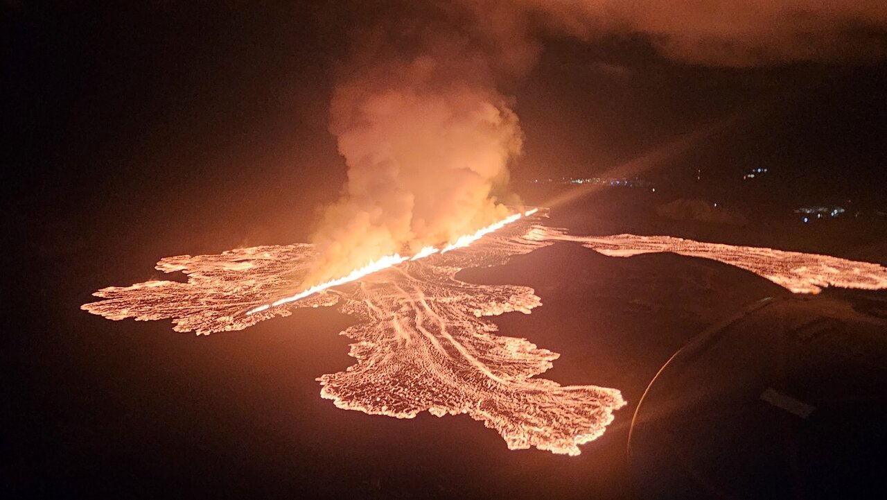 Svartsengi volcano update: new eruption started, lava already crossed main road