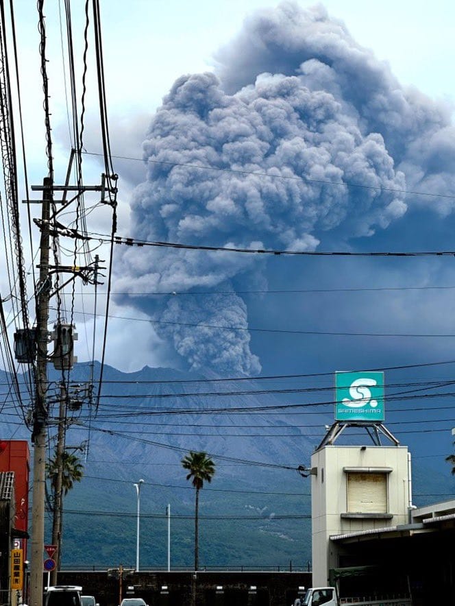 Sakurajima volcano (Kyushu, Japan): continuing dense ash emissions